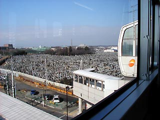 玉川上水駅前の墓地