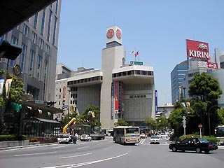 横浜駅前