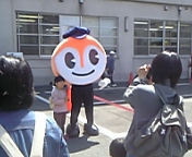 はまりんと記念撮影中