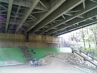 泉の森 246陸橋下