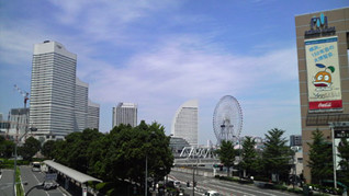 桜木町駅前にて
