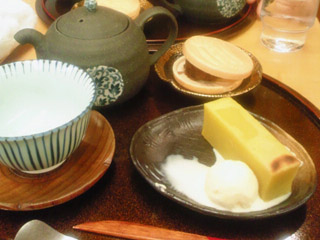焼き芋ようかんをお茶とともに