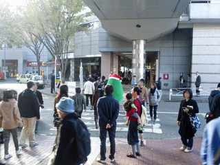 駅へ向かうヤマトン